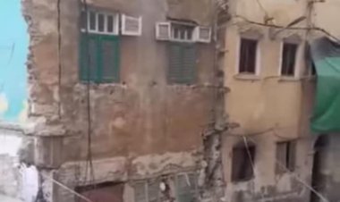 تحول لـ «كوم تراب»..  انهيار عقار من 4 طوابق في رأس التين بالإسكندرية (فيديو)
