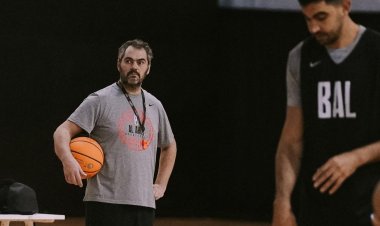 «أوجستي» يعقد محاضرة للاعبي الأهلي قبل مواجهة «إجنايت» بمونديال الأندية