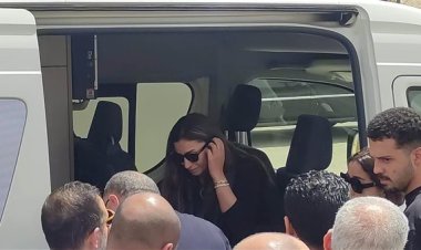 أحمد السعدني ومحمد محمود يحملان جثمان والدة دينا الشربيني عقب صلاة الجنازة