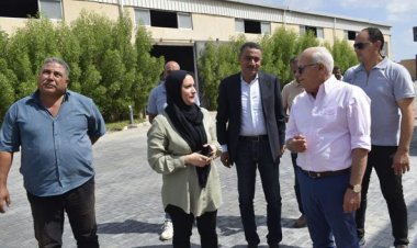 محافظ بورسعيد يتابع أعمال إنشاء المرحلة الثانية من مصنع إنتاج البطانيات