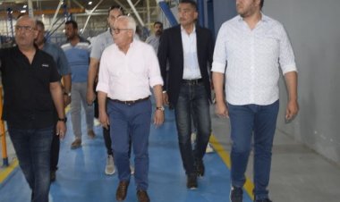 محافظ بورسعيد يتابع سير العمل في مصنع بيراميدز لإطارات السيارات