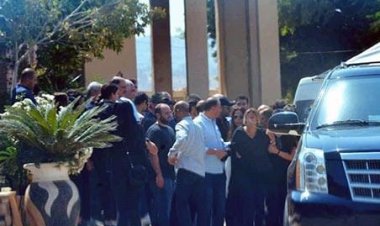 شاهد انهيار دينا الشربينى أثناء تشييع جنازة والدتها