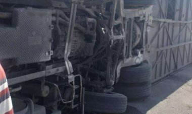 مصرع أب وابنه وإصابة 12 اخرين إثر انقلاب أتوبيس بحدائق أكتوبر