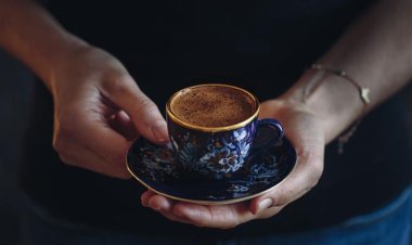 أخصائي أمراض القلب يكشف عن أضرار شرب القهوة على الريق