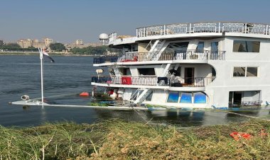 مكونة من طابقين.. غرق باخرة نيلية جزئياً في المنيا (صورة)