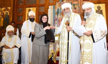 بغطاء الرأس.. وزيرة الهجرة تشهد صلاة القداس الإلهي لتدشين كنيسة السيدة العذراء