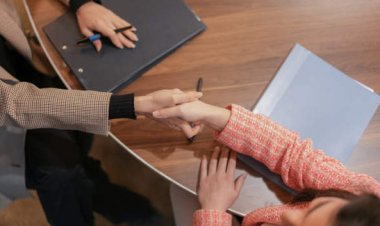 «عايشة بالأونطة».. امرأة تعمل في 16 وظيفة  وتتقاضي راتب دون العمل