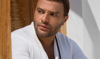 رامي صبري يشعل حفل موسم الكويت رافعًا شعار كامل العدد