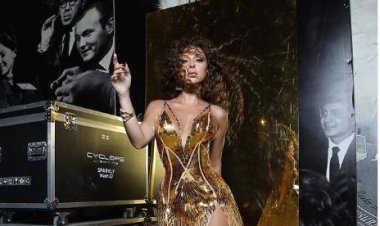 مصنوع من الزجاج.. فستان ميريام فارس في بيروت يثير ضجة| شاهد