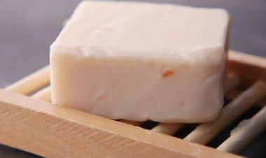 رئيس شركة يأكل الصابون لإثبات أنه صحي تماماً .. "فيديو"