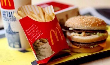 الطعام مُعد مُسبقًا ويتم تسخينه فقط.. فتاة أمريكية تفتح النار على مطعم شهير