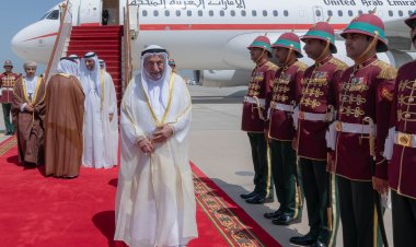 حاكم الشارقة يصل مسقط في زيارة رسمية تستغرق يومين