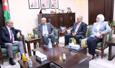 وزير العدل يلتقي السفير الجزائري