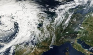 القمر الصناعي يُظهر مدى شراسة العاصفة «أغنيس»..  وخبير أرصاد: «الأسوأ لم يأت بعد»