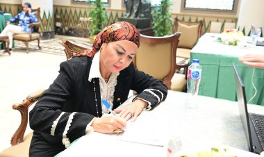 أمل سلامة توقع على نموذج تزكية ترشح الرئيس السيسي للانتخابات الرئاسية