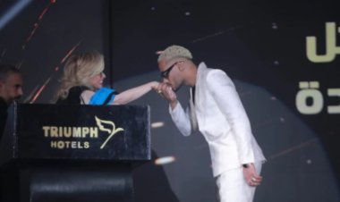 محمد رمضان يقبل يد هالة سرحان في مهرجان الفضائيات العربية