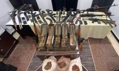 العثور على قنابل و4 رشاشات و10 بنادق داخل سيارة بأسوان 