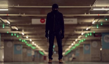 رجل يخطتف نفسه ليهرب من صديقته ويذهب لعشيقته !