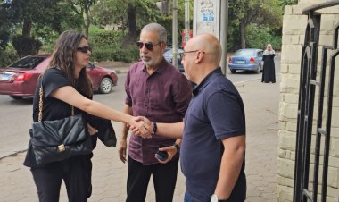 خالد يوسف وإيمان العاصي أبرزهم.. نجوم الفن يشيعون جثمان أحمد سامي العدل