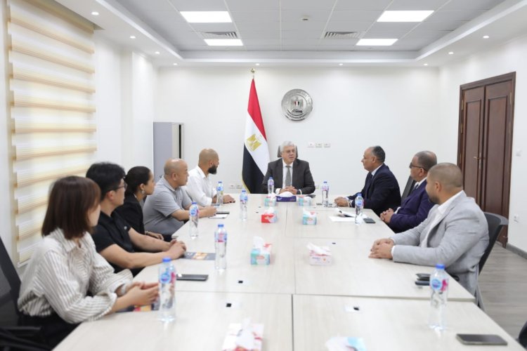 وزير التعليم العالي يتابع خطوات تصنيع أول سيارة كهربائية مصرية