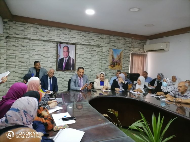 مدير تعليم الجيزة يوجه بمتابعة وصول الكتب الدراسية للمدارس كاملة