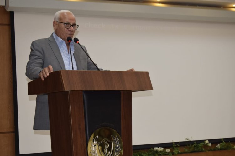 محافظ بورسعيد يؤكد على أهمية التواصل الفعال بين المعلمين والطلاب