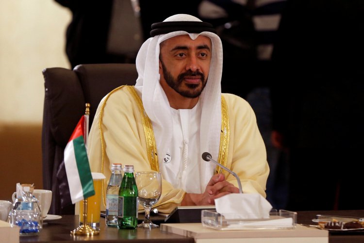 وزير الخارجية الإماراتي يلتقي وزير الدفاع اليوناني