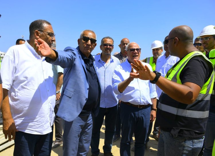 محافظ بورسعيد ورئيس المصرى يتابعان سير العمل بمشروع ستاد النادي المصري الجديد