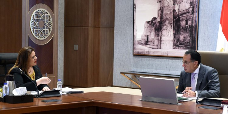 رئيس الوزراء يتابع مع وزيرة الهجرة التيسيرات المقدمة للمصريين بالخارج