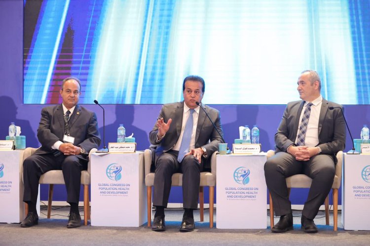 وزير الصحة يُدير جلسة حوارية عن دور الهيئة العامة للمستشفيات والمعاهد التعليمية في مواجهة التحديات