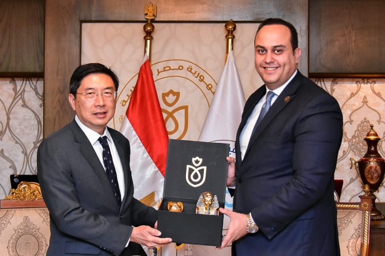 رئيس الرعاية الصحية: نبحث تبادل الخبرات مع سنغافورة في مجالات «الرعاية الطبية المتقدمة»