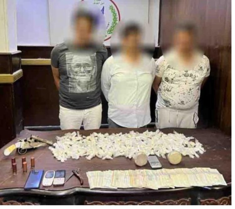 سقوط 3 عاطلين بحوزتهم «1,5 كيلو هيروين وسلاح نارى وأبيض» بالسلام
