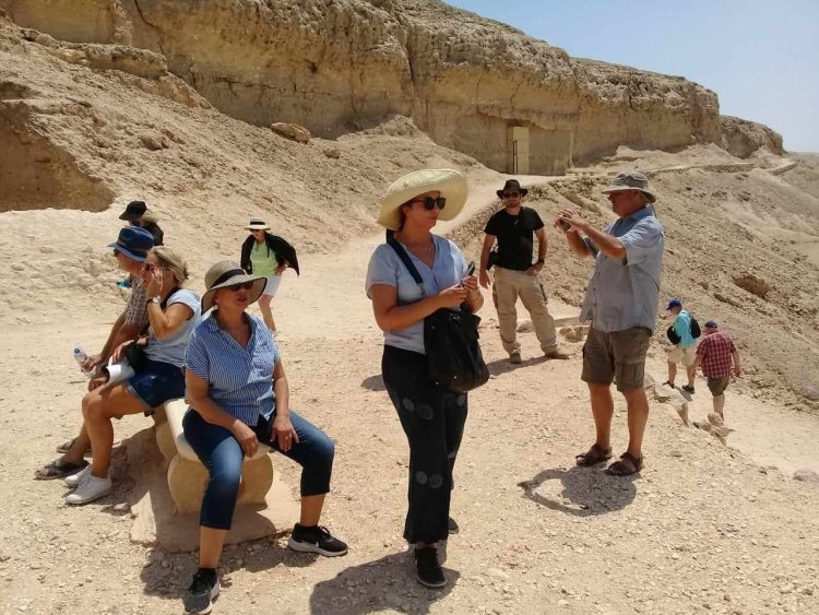 وفد متعدد الجنسيات يزور المعالم الأثرية بمناطق تل العمارنة وبنى حسن وتونا الجبل بالمنيا
