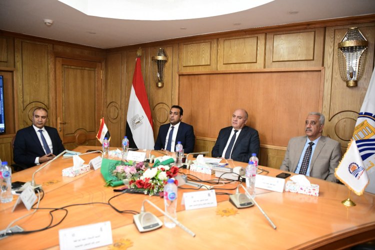 محافظ قنا يتابع الموقف التنفيذي لأعمال المرافق بمدينة الأمل
