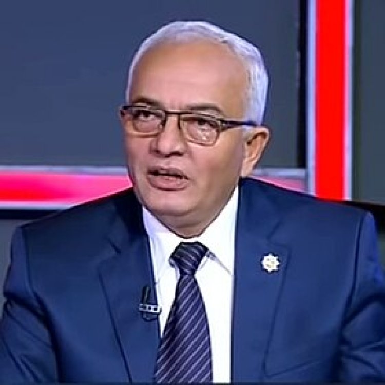 وزير التعليم يتفقد مشروع الزي المدرسي بالإسكندرية ويفتتح معرض «سفراء الخير»