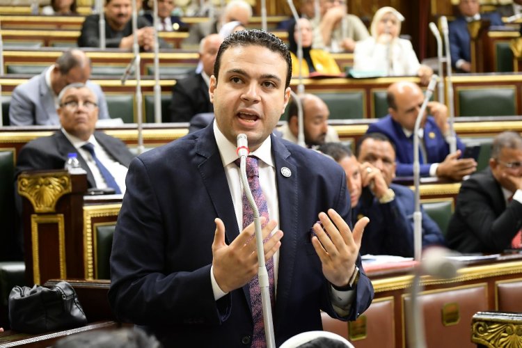 النائب عبد المنعم إمام عن زيادة مدة قطع الكهرباء: «الحكومة رجعتنا للمبات الجاز»