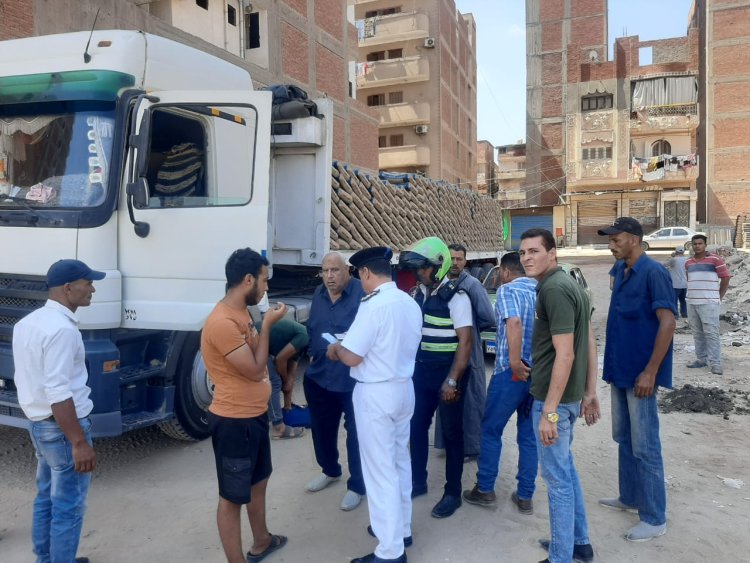 محافظ كفر الشيخ يضبط سيارة نقل محملة بالأسمنت لاستخدامها في البناء المخالف