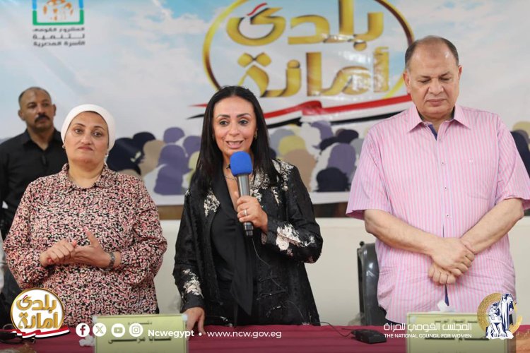 محافظ أسيوط ورئيس "القومى للمرأة" يوزعان ماكينات خياطة على السيدات الأولى بالرعاية