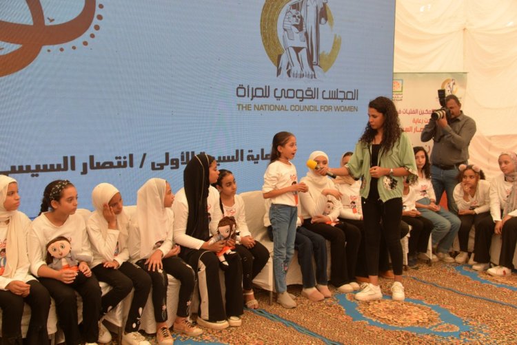 رئيسة القومي للمرأة تتابع مبادرة «تحويشة في بنك» بأسيوط