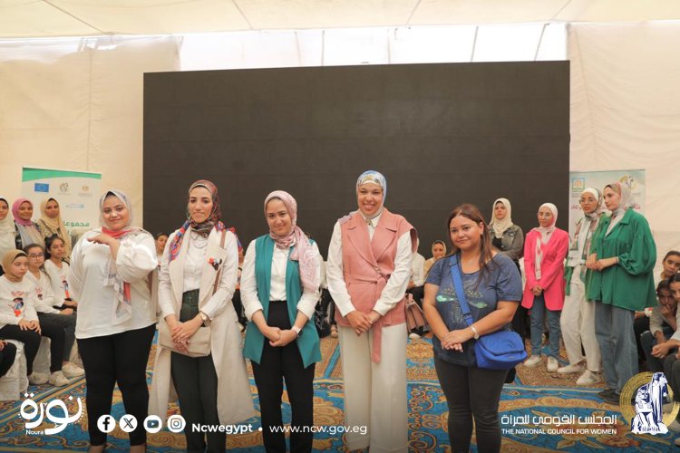 رئيسة المجلس القومي للمرأة تتفقد مطبخ المصرية في أسيوط