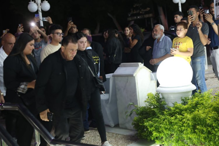 محمد فؤاد يتلقى العزاء في شقيقه بمسجد حسين صدقى