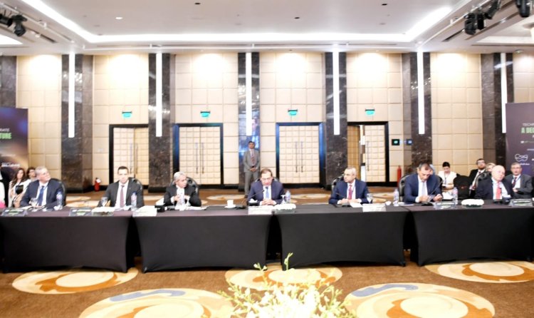 الملا يرأس مائدة مستديرة مع الشركاء العالميين لتوظيف التكنولوجيا في الاسراع بإزالة الكربون بشرق المتوسط