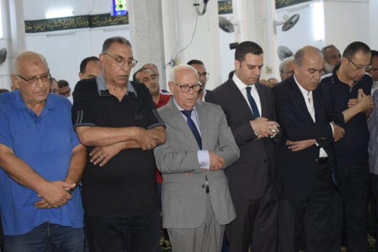 محافظ بورسعيد يتقدم صفوف المشيعين لجنازة شقيقة رئيس النادي المصري