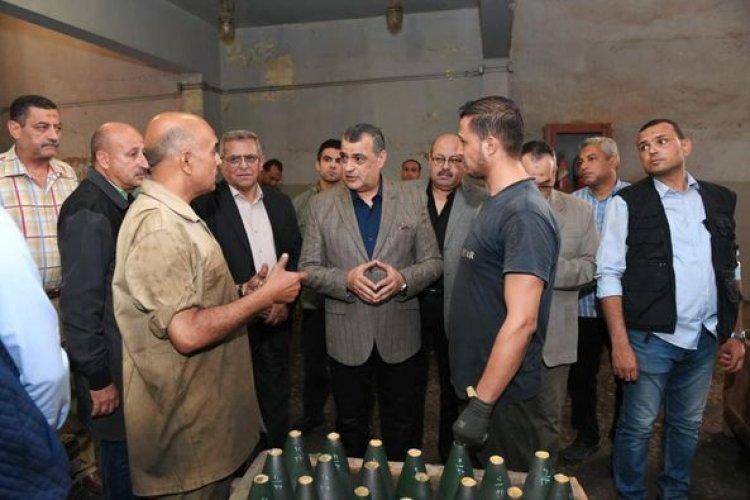 «وزير الإنتاج الحربي» في زيارة مفاجئة لشركة هليوبوليس للصناعات الكيماوية