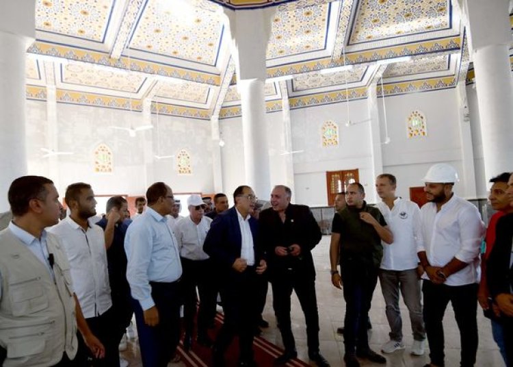 رئيس الوزراء يتفقد مسجدًا وكنيسة يتم إنشاؤهما بنويبع