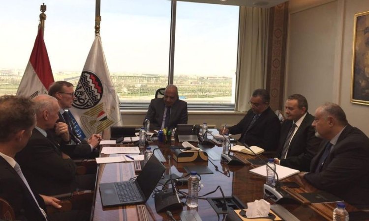 وزير قطاع الأعمال العام يبحث مع وفد من البنك الدولى سبل التعاون المشترك