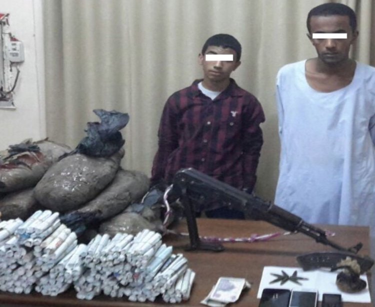 ضبط عاطلين لاتجارهما في المواد المخدرة وحيازة الأسلحة النارية بالشرقية 