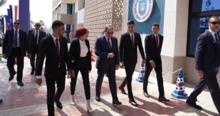 «في جامعة قناة السويس».. الرئيس السيسي يلتقي بممثلي اتحادات طلاب شباب الجامعات