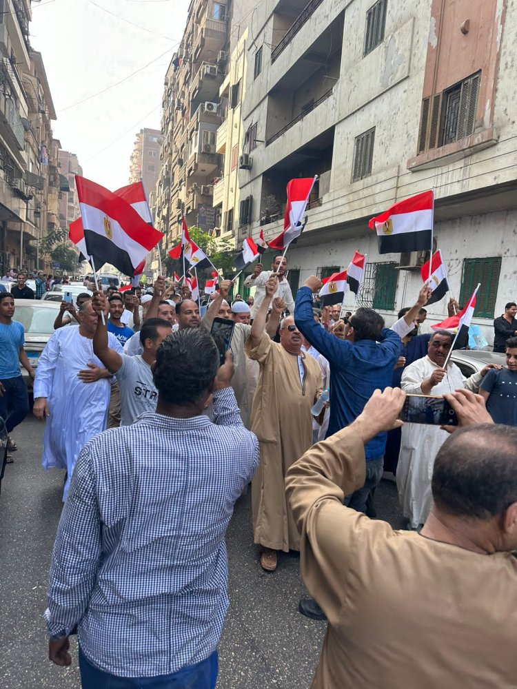 توافد مئات المواطنين أمام مقرات الشهر العقاري بالجيزة لعمل توكيلات لمرشحى الرئاسية
