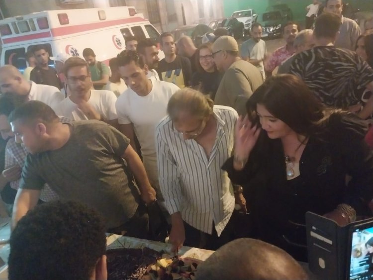 خالد يوسف يحتفل بعيد ميلاده في لوكيشن «الإسكندراني».. صور